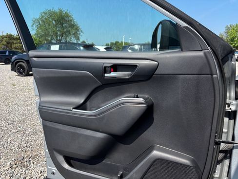 Used 2025 Toyota Highlander XSE AWD/4WD image 18