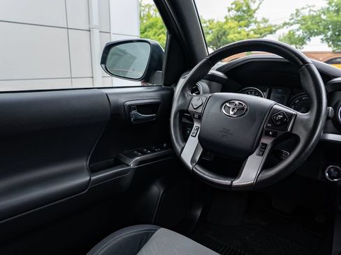 Used 2020 Toyota Tacoma TRD Off-Road w/ Technology Package AWD/4WD image 12