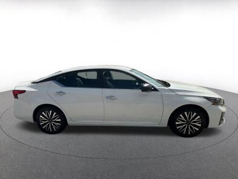 Used 2025 Nissan Altima 2.5 SV FWD image 13