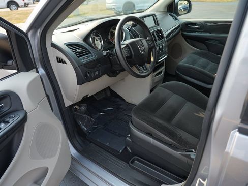Used 2018 Dodge Grand Caravan SE w/ UConnect Hands-Free Group FWD image 13