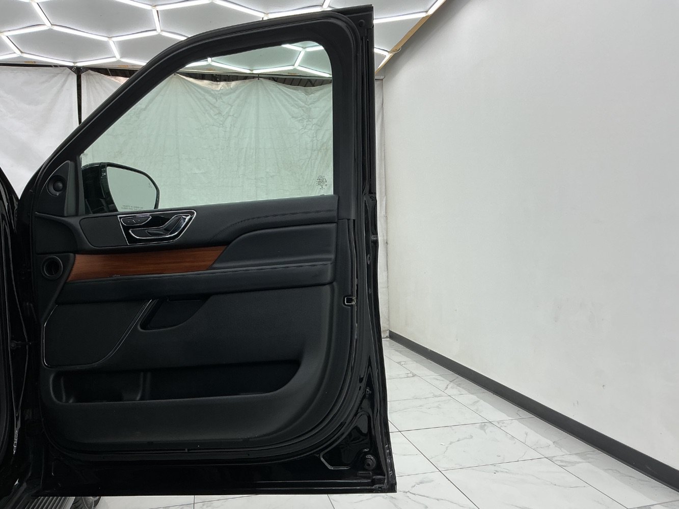 Used 2018 Lincoln Navigator Premiere RWD image 21