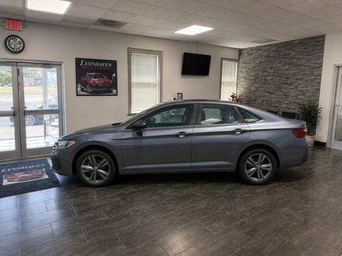 Used 2024 Volkswagen Jetta SE w/ Panoramic Sunroof Package FWD image 5