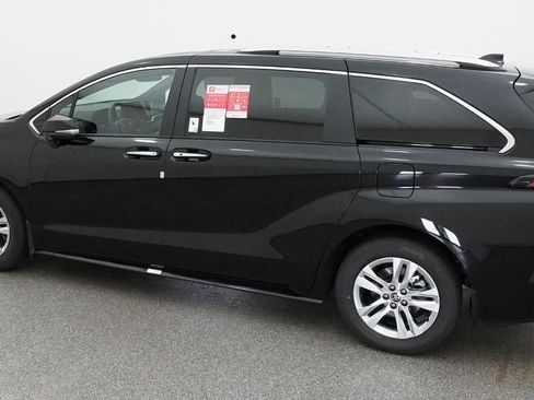 New 2026 Toyota Sienna Limited FWD image 4