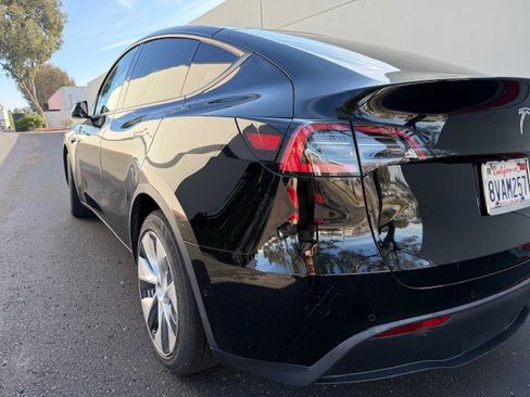 Used 2021 Tesla Model Y Long Range image 10