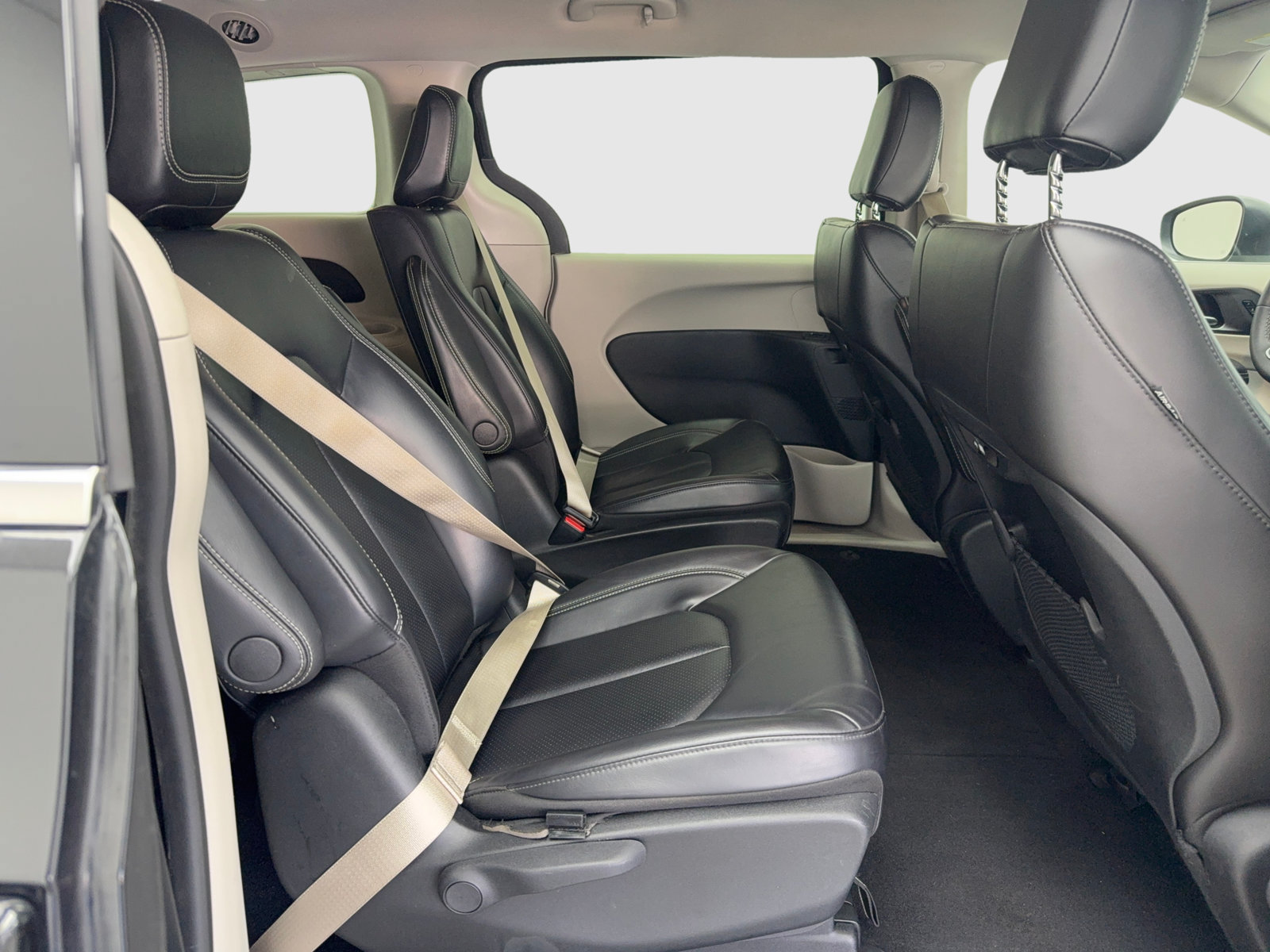 Used 2023 Chrysler Pacifica Touring-L FWD image 35