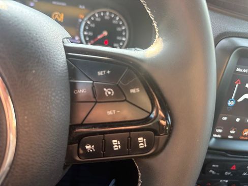 Used 2021 Jeep Renegade Latitude w/ Luxury Group II AWD/4WD image 22