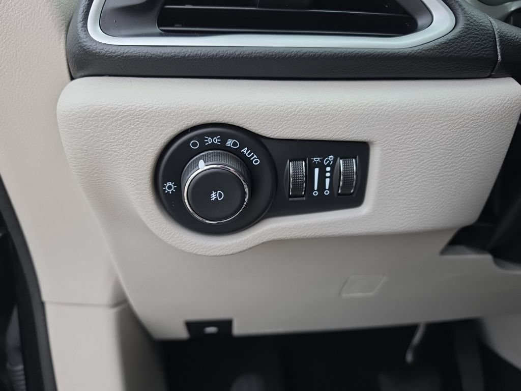 Used 2024 Chrysler Pacifica Touring-L FWD image 21