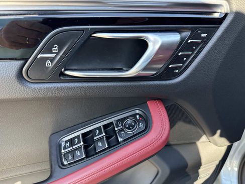 Used 2020 Porsche Macan AWD/4WD image 18