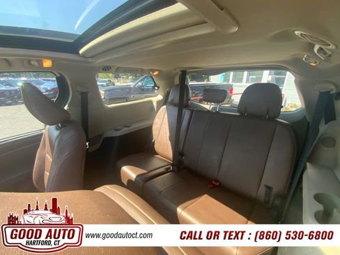 Used 2018 Toyota Sienna XLE AWD 7-Passenger (Natl) image 7