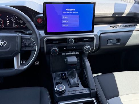 Used 2025 Toyota Tacoma TRD Sport image 17