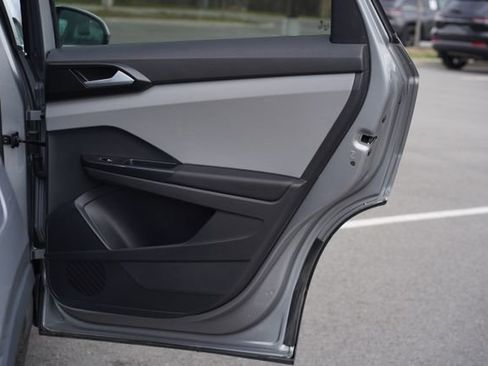 Used 2023 Volkswagen Taos SE w/ Panoramic Sunroof Package image 23