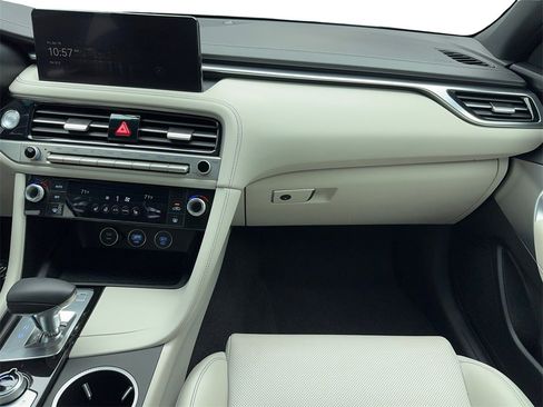 Used 2025 Genesis G70 2.5T image 19