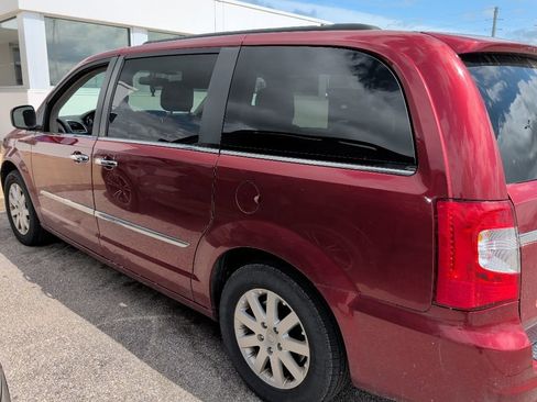 Used 2015 Chrysler Town & Country Touring w/ Driver Convenience Group FWD image 3