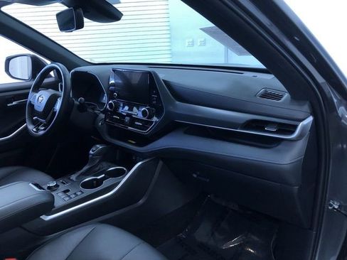 Used 2025 Toyota Highlander XSE image 24