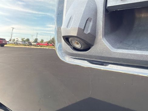 Used 2017 Toyota Tacoma TRD Sport w/ Tow Package (A/T) AWD/4WD image 11