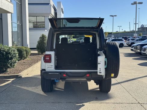 Used 2022 Jeep Wrangler Unlimited Sahara w/ Cold Weather Group image 10