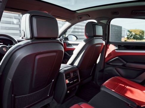 Used 2024 Porsche Cayenne Coupe image 35