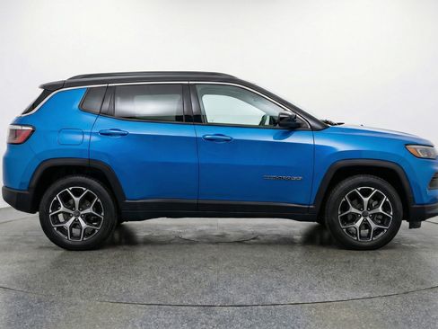 Used 2025 Jeep Compass Limited image 11