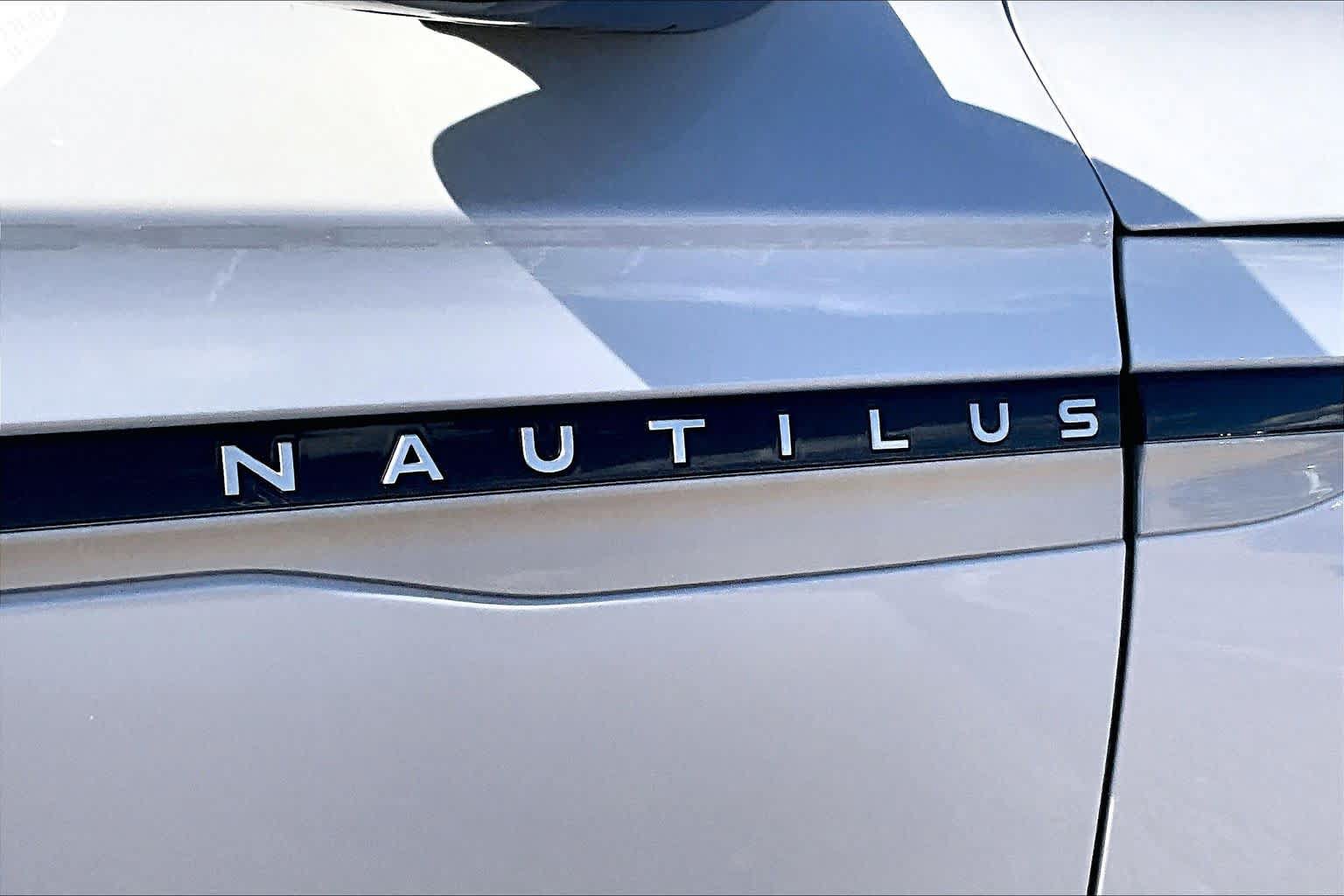 Used 2025 Lincoln Nautilus Premier AWD/4WD image 32