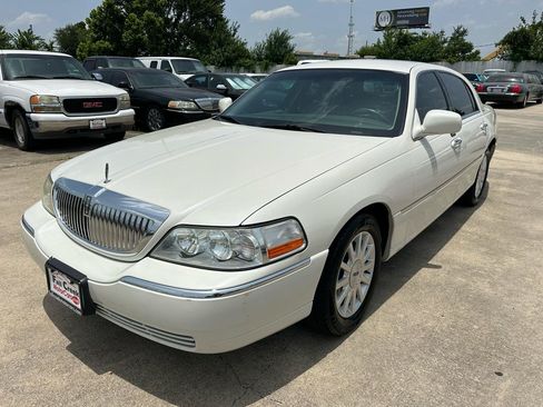 Used 2006 Lincoln Town Car Signature RWD image 10