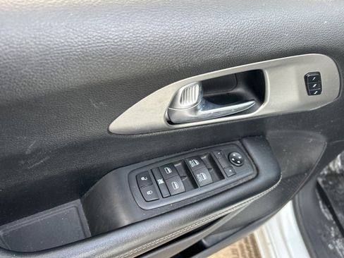 Used 2020 Chrysler Pacifica Touring-L image 21