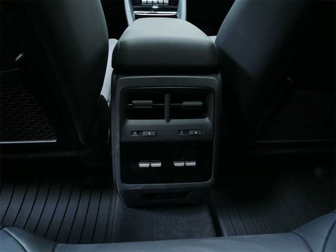 Used 2025 Porsche Macan 4 Electric image 15