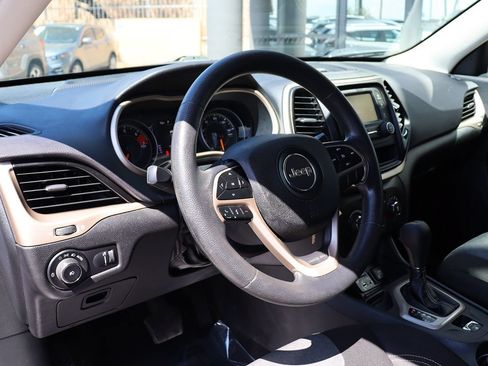 Used 2018 Jeep Cherokee Latitude FWD image 39