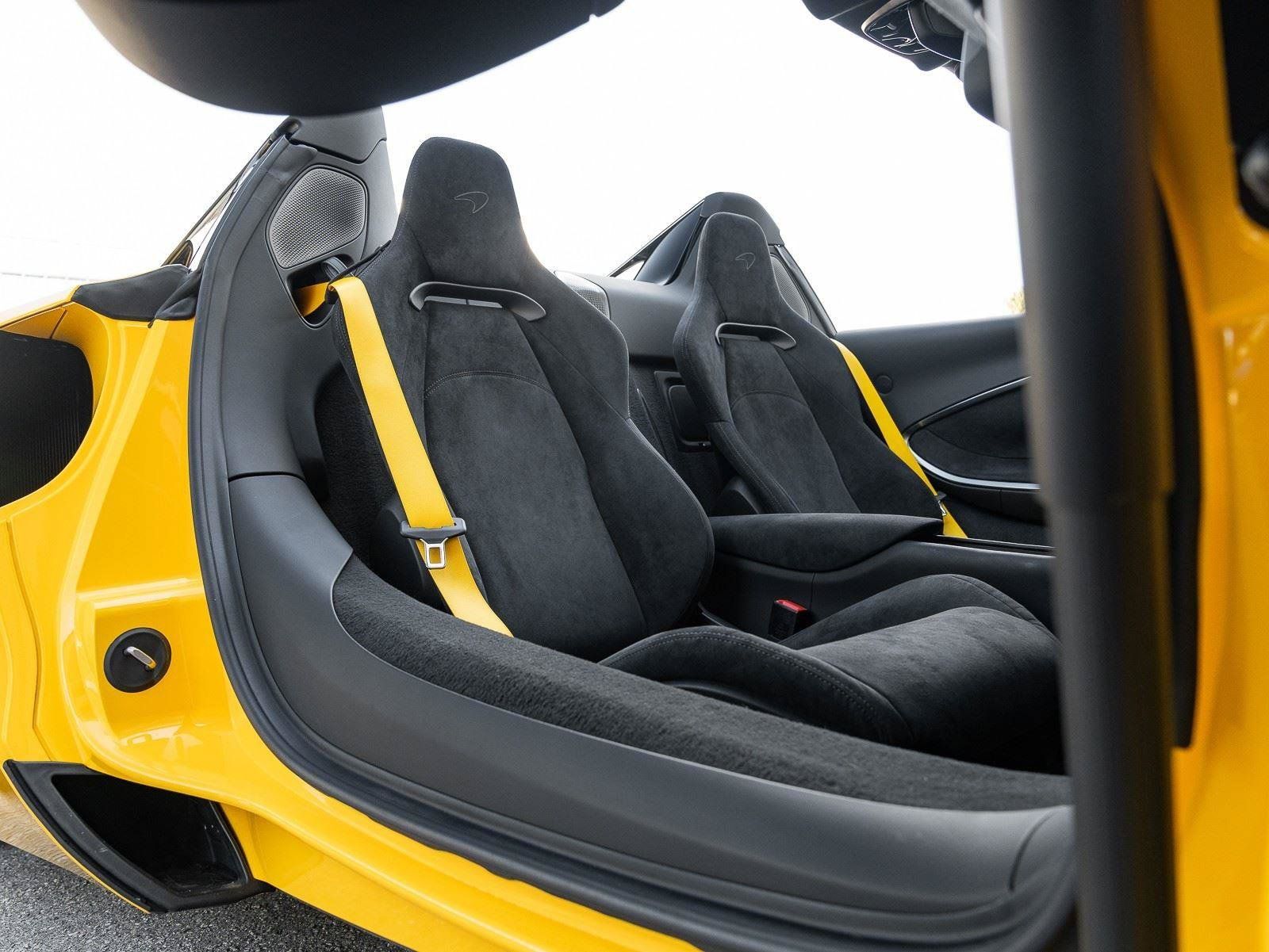 Used 2025 McLaren Artura Spider RWD image 4