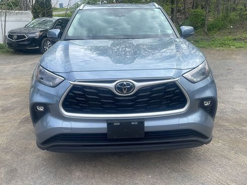 Used 2023 Toyota Highlander XLE AWD/4WD image 12
