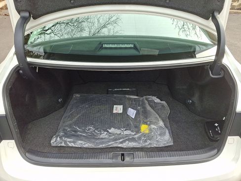 Used 2018 Lexus ES 350 w/ Luxury Package w/Wood Trim image 29