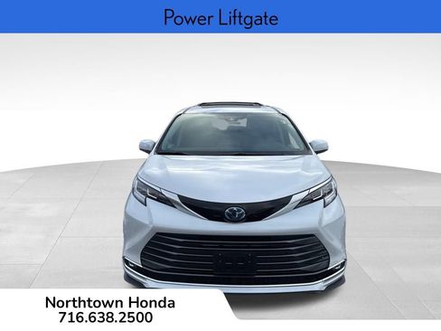 Used 2024 Toyota Sienna Limited image 10