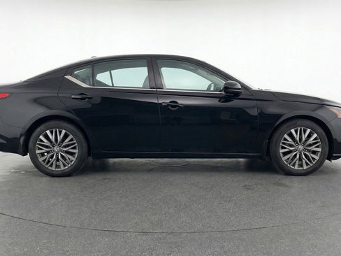 Used 2025 Nissan Altima 2.5 SV FWD image 11
