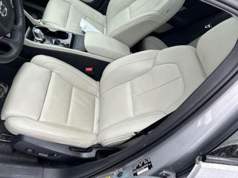 Used 2023 Volvo XC40 B5 Plus w/ Climate Package image 11