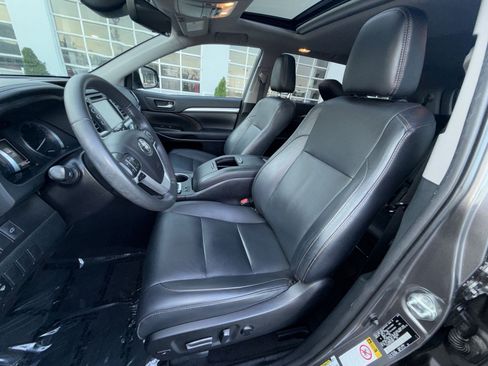 Used 2019 Toyota Highlander XLE AWD/4WD image 13