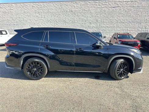 Used 2024 Toyota Highlander XSE image 3