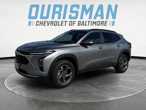 Certified 2025 Chevrolet Trax LT w/ Driver Confidence Package FWD image 2
