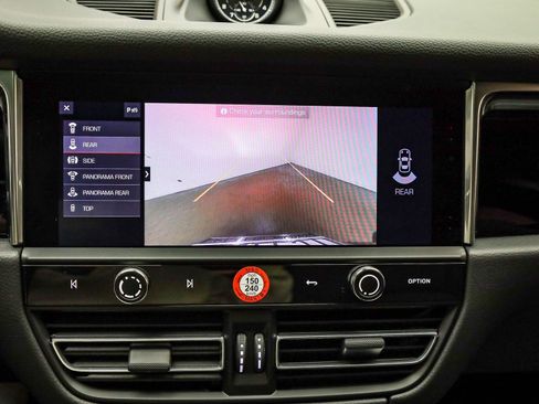 Used 2025 Porsche Macan image 30