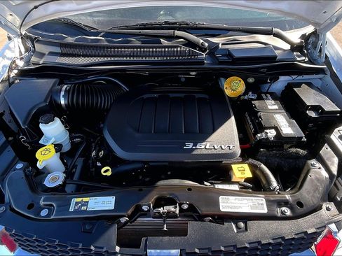 Used 2018 Dodge Grand Caravan SE w/ UConnect Hands-Free Group image 9