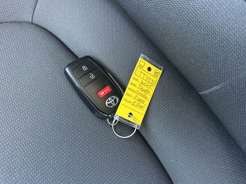 Used 2025 Toyota Corolla Cross LE image 32