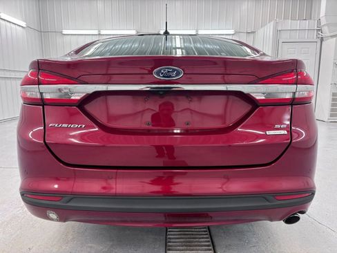 Used 2017 Ford Fusion SE w/ Fusion SE Technology Package FWD image 4