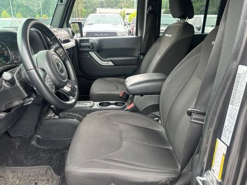 Used 2016 Jeep Wrangler Unlimited Rubicon w/ Connectivity Group AWD/4WD image 12