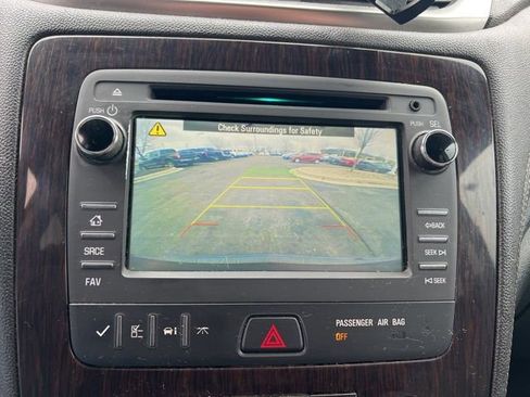 Used 2017 Chevrolet Traverse LT w/ Style and Technology Package image 18