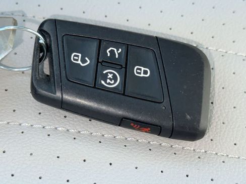 Certified 2023 Volkswagen Tiguan SE FWD image 28