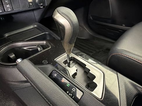 Used 2018 Toyota RAV4 SE w/ Advanced Technology Package FWD image 33