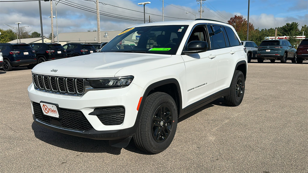 Used 2024 Jeep Grand Cherokee Laredo w/ Luxury Tech Group I AWD/4WD image 3