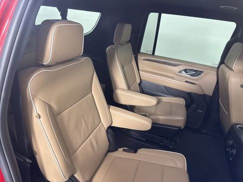 Used 2024 Chevrolet Suburban Premier image 17