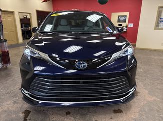 Used 2025 Toyota Sienna Platinum video 2