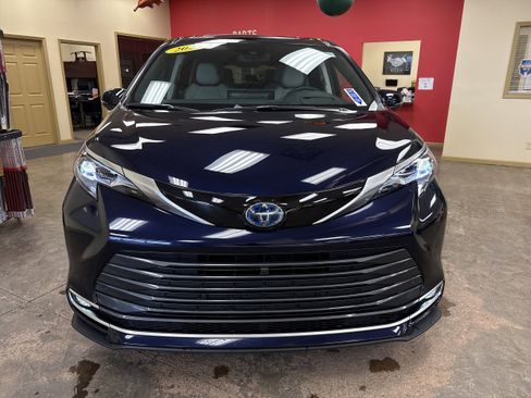 Used 2025 Toyota Sienna Platinum image 2
