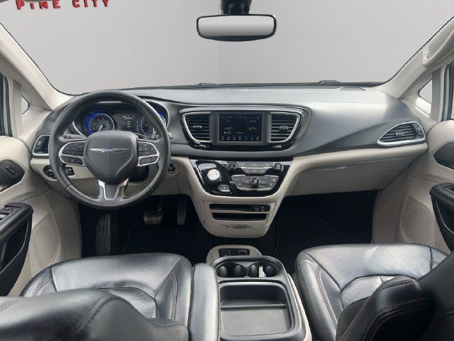 Used 2020 Chrysler Pacifica Touring-L FWD image 19