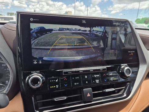 Used 2021 Toyota Highlander Platinum FWD image 4